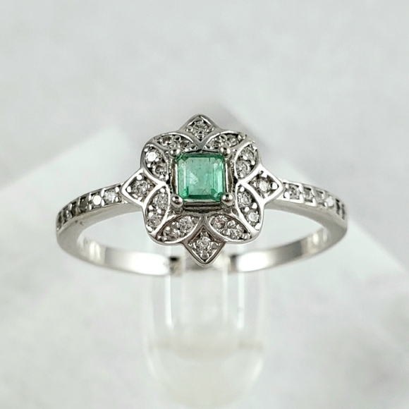 Antique Style Sterling Natural Emerald Ring